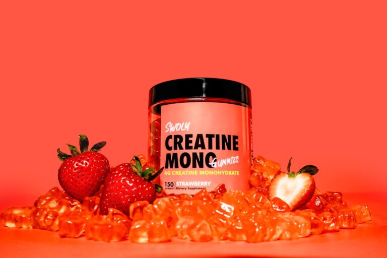 Um Frasco De Creatina Monoc Ao Lado De Alguns Morangos 5NJme42ptMw